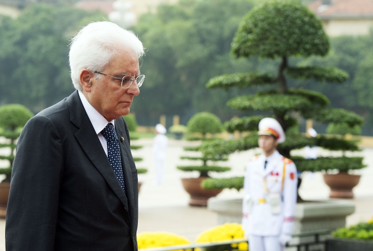 Il Presidente Sergio Mattarella depone una corona al Mausoleo di Ho Chi Minh 