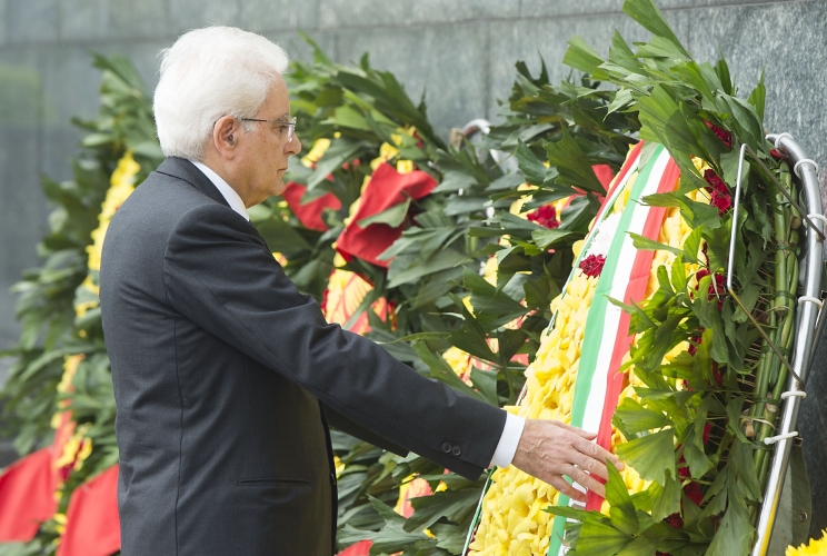 Il Presidente Sergio Mattarella depone una corona al Mausoleo di Ho Chi Minh 