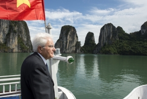 Il Presidente Sergio Mattarella visita la baia di Hanoi