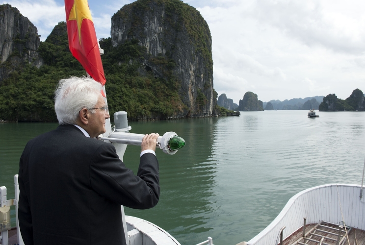 Il Presidente Sergio Mattarella visita la baia di Hanoi