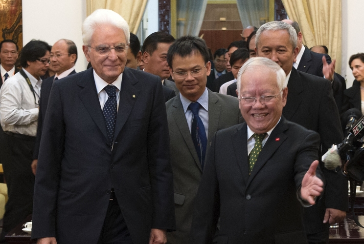 Il Presidente Sergio Mattarella con il Presidente del Comitato del Popolo, Le Hoang Quan 