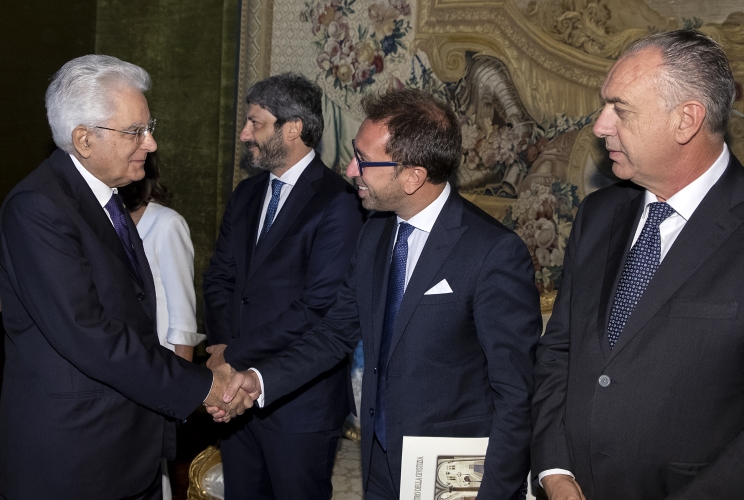 Il Presidente Sergio Mattarella saluta il Ministro di Giustizia Alfonso Bonafede, in occasione della cerimonia di commiato dei nuovi componenti e seduta di insediamento del Consiglio nella nuova composizione, a destra il Vice Presidente uscente del CSM Giovanni Legnini