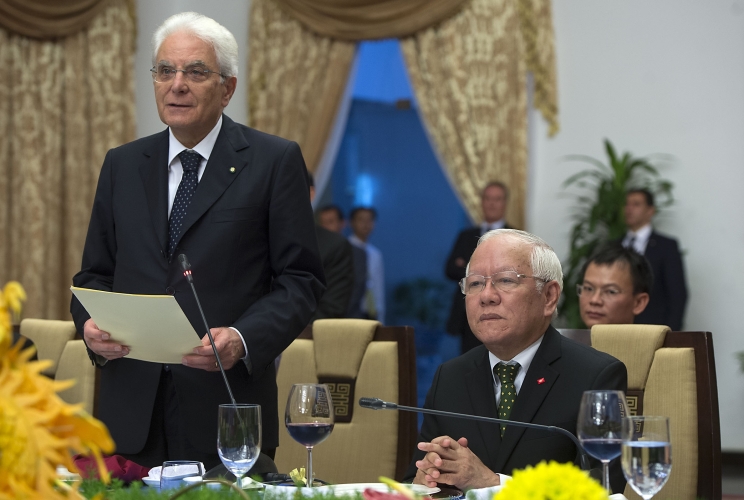 Il Presidente Sergio Mattarella con il Presidente del Comitato del Popolo, Le Hoang Quan 
