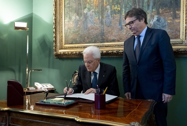 Il Presidente Sergio Mattarella firma il decreto di insediamento del nuovo Vice Presidente del Consiglio Superiore della Magistratura David Ermini 
