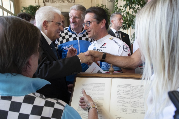 Il Presidente Sergio Mattarella con accanto la copia anastatica della Costituzione custodita presso l'Archivio Storico della Presidenza della Repubblica