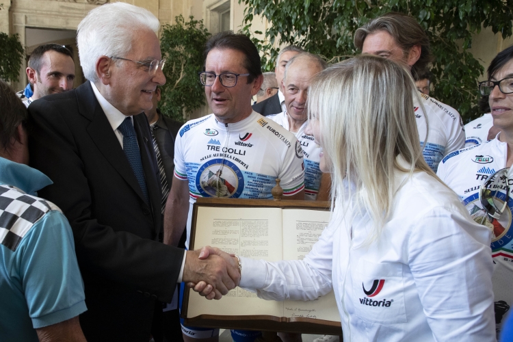 Il Presidente Sergio Mattarella con accanto la copia anastatica della Costituzione custodita presso l'Archivio Storico della Presidenza della Repubblica