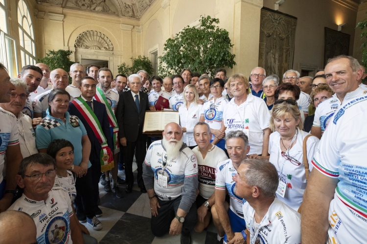 Il Presidente Mattarella con i partecipanti all'iniziativa "Sulle ali della libertà. Viaggio in bicicletta intorno ai 70 anni della Costituzione italiana"