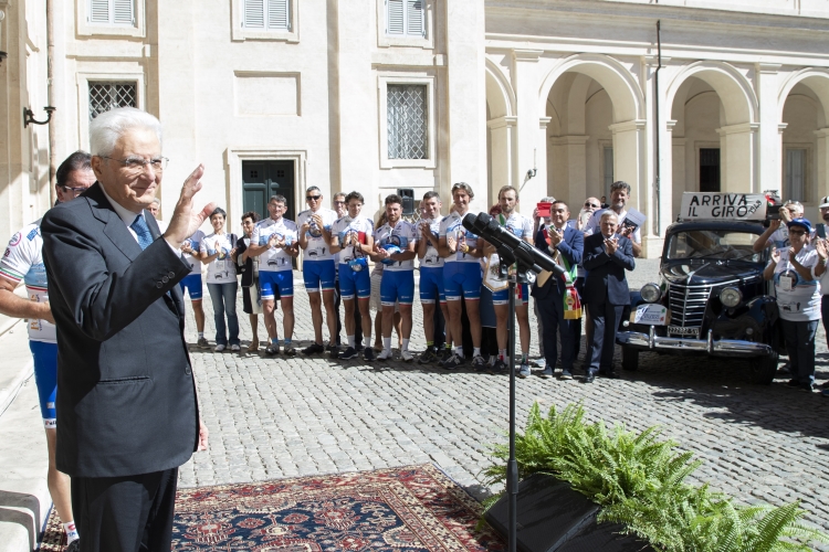 Il Presidente Sergio Mattarella incontra una rappresentanza di partecipanti all'evento"Sulle ali della libertà.Viaggio in bicicletta intorno ai 70 anni della Costituzione Italiana". 


