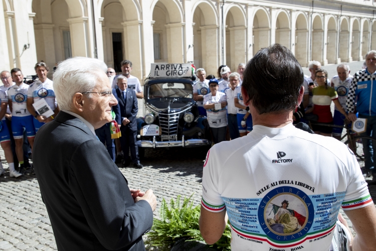 Il Presidente Sergio Mattarella con Sen Michelino Davico e una rappresentanza di partecipanti all'evento"Sulle ali della libertà.Viaggio in bicicletta intorno ai 70 anni della Costituzione Italiana". 
