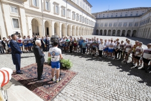 Il Presidente Sergio Mattarella con Sen Michelino Davico e una rappresentanza di partecipanti all'evento"Sulle ali della libertà.Viaggio in bicicletta intorno ai 70 anni della Costituzione Italiana". 
