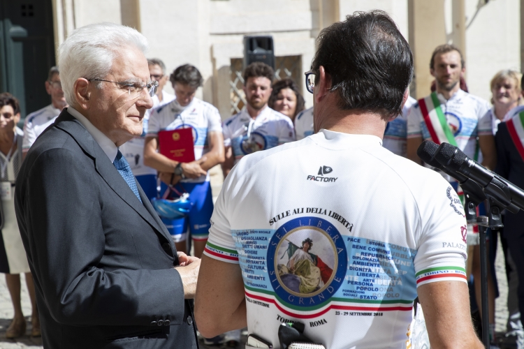 Il Presidente Sergio Mattarella con Sen Michelino Davico e una rappresentanza di partecipanti all'evento"Sulle ali della libertà.Viaggio in bicicletta intorno ai 70 anni della Costituzione Italiana". 
