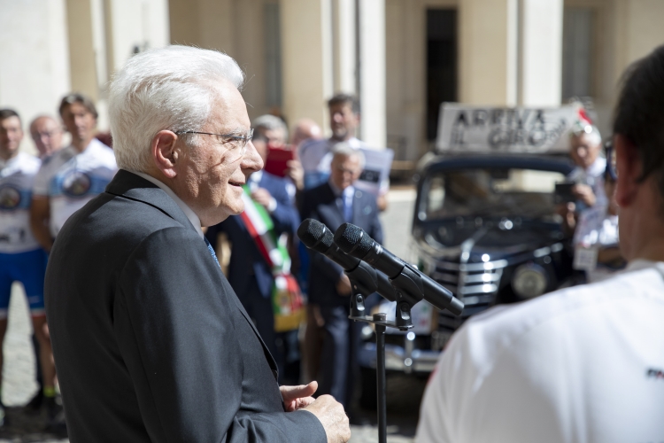 Il Presidente Sergio Mattarella, durante il suo indirizzo di saluto, in occasione dell'incontro con una rappresentanza di partecipanti all'evento"Sulle ali della libertà.Viaggio in bicicletta intorno ai 70 anni della Costituzione Italiana". 
