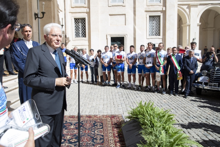 Il Presidente Sergio Mattarella, durante il suo indirizzo di saluto, in occasione dell'incontro con una rappresentanza di partecipanti all'evento"Sulle ali della libertà.Viaggio in bicicletta intorno ai 70 anni della Costituzione Italiana". 
