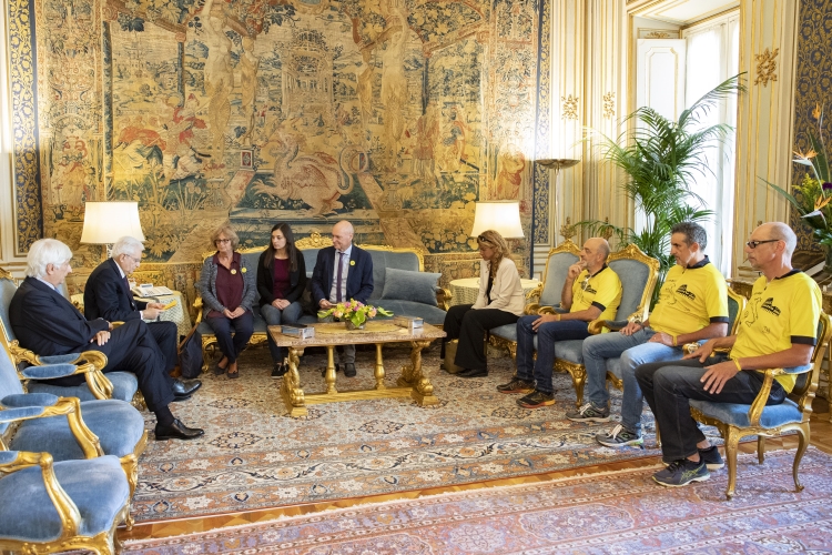 Il Presidente Sergio Mattarella durante l'incontro con i Signori Paola e Claudio REGENI e Irene, genitori e sorella di Giulio Regeni ed una rappresentanza di ciclisti partecipanti alla staffetta da Duino a Roma . 
