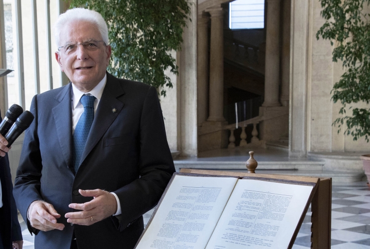 Il Presidente Sergio Mattarella con accanto la copia anastatica della Costituzione custodita presso l'Archivio Storico della Presidenza della Repubblica 