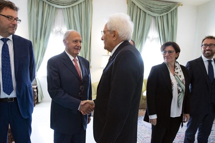 Il Presidente Sergio Mattarella con il Ministro per gli Affari Europei Paolo Savona in occasione dell'incontro per il prossimo Consiglio Europeo.
