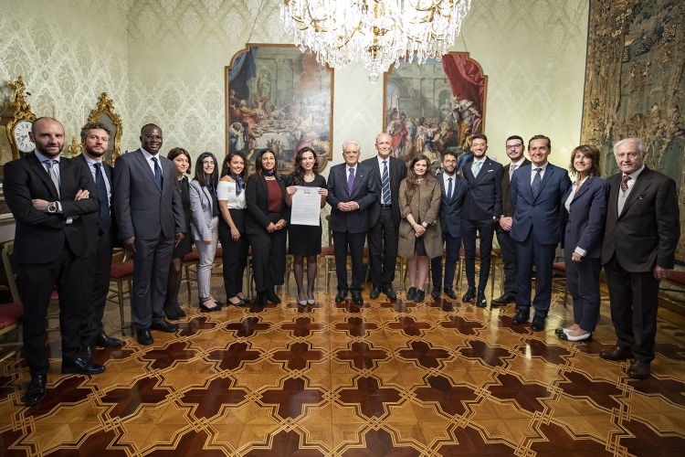 Il Presidente Sergio Mattarella con Franco VACCARI,Presidente dell’Associazione Rondine Cittadella della Pace - Onlus e una delegazione.
