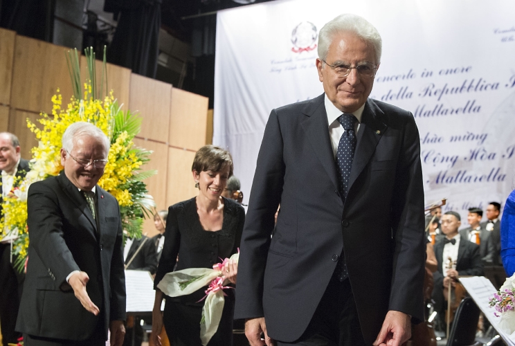 Il Presidente Sergio Mattarella al termine del concerto alla Saigon Opera House