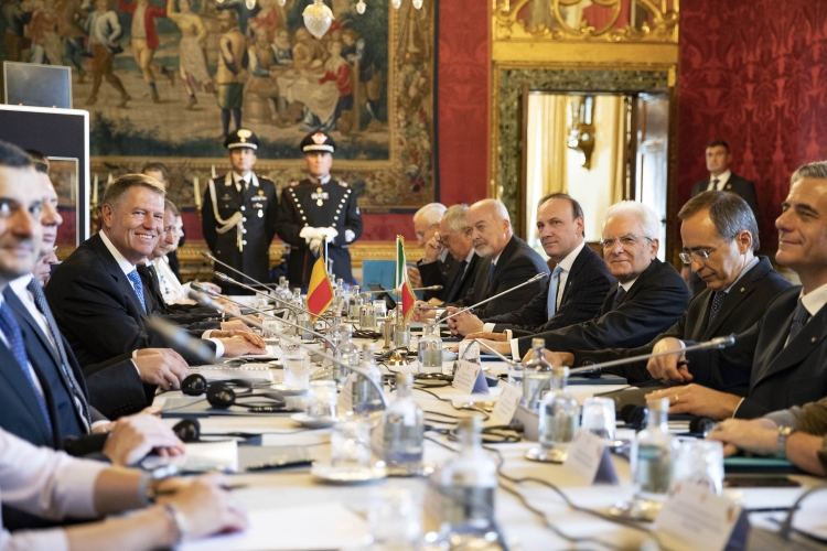 Il Presidente Sergio Mattarella con il Presidente della Repubblica di Romania Klaus Iohannis 