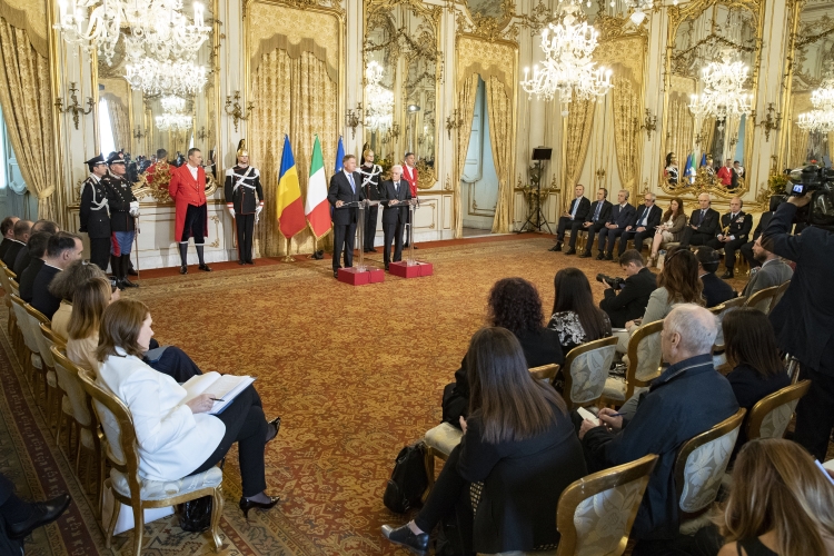 Il Presidente Sergio Mattarella con il Presidente della Repubblica di Romania Klaus Iohannis 
