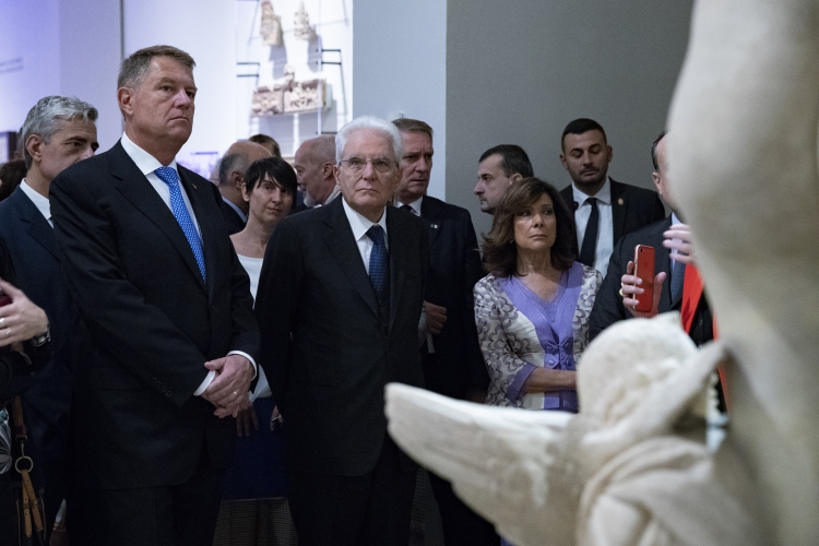 Il Presidente Sergio Mattarella con il Presidente della Repubblica di Romania Klaus Iohannis, alle Scuderie del Quirinale, per l’inaugurazione della mostra su Ovidio.