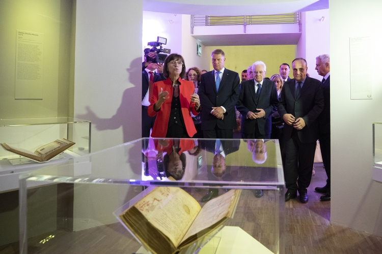 Il Presidente Sergio Mattarella con il Presidente della Repubblica di Romania Klaus Iohannis, alle Scuderie del Quirinale, per l’inaugurazione della mostra su Ovidio.