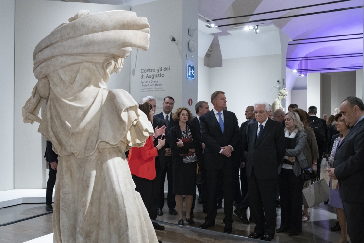 Il Presidente Sergio Mattarella con il Presidente della Repubblica di Romania Klaus Iohannis, alle Scuderie del Quirinale, per l’inaugurazione della mostra su Ovidio.