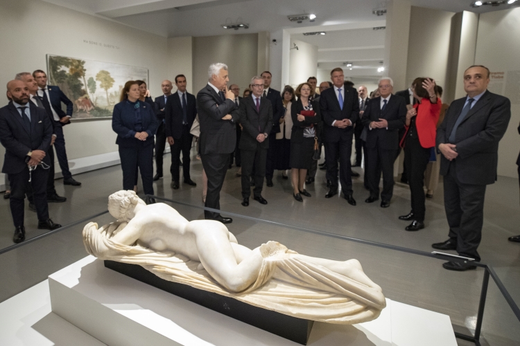 Il Presidente Sergio Mattarella con il Presidente della Romania Klaus Iohannis, alle Scuderie del Quirinale, visitano la mostra su Ovidio. 