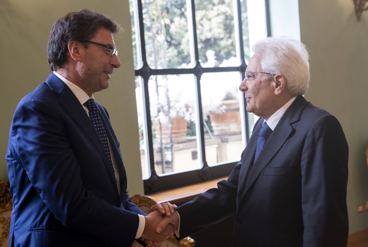 Il Presidente Sergio Mattarella saluta il Sottosegretario alla Presidenza del Consiglio dei Ministri Giancarlo Giorgetti, in occasione della Cerimonia nel 120° Anniversario della FIGC - Federazione Italiana Giuoco Calcio