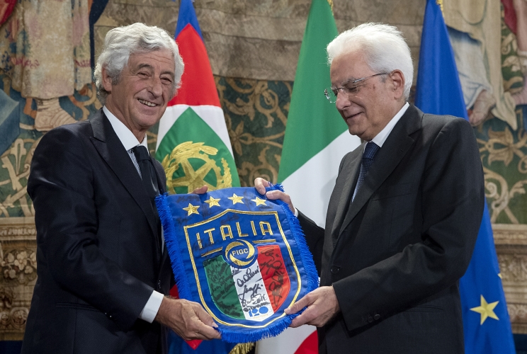 Il Presidente Sergio Mattarella riceve da Gianni Rivera il gagliardetto della FIGC autografato dalla nazionale maschile e dalla nazionale femminile