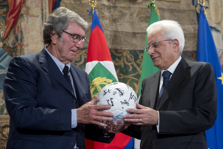 Il Presidente Sergio Mattarella riceve da Dino Zoff il "pallone della salute" che la FIGC ha realizzato in collaborazione con la Fondazione "Insieme contro il cancro"