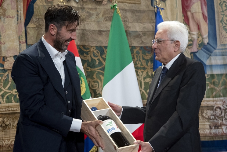 Il Presidente Sergio Mattarella riceve da  Gianluigi Buffon la bottiglia di vino dei 120 anni, realizzata dalla cantina di San Patrignano