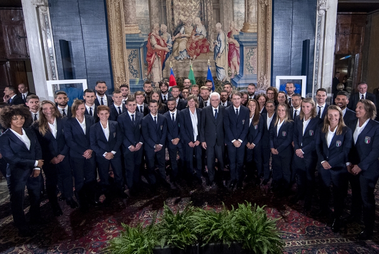 Il Presidente Sergio Mattarella al termine della cerimonia in occasione del 120° Anniversario della FIGC - Federazione Italiana Giuoco Calcio con i Commissari Tecnici e i calciatori della Nazionale di Calcio