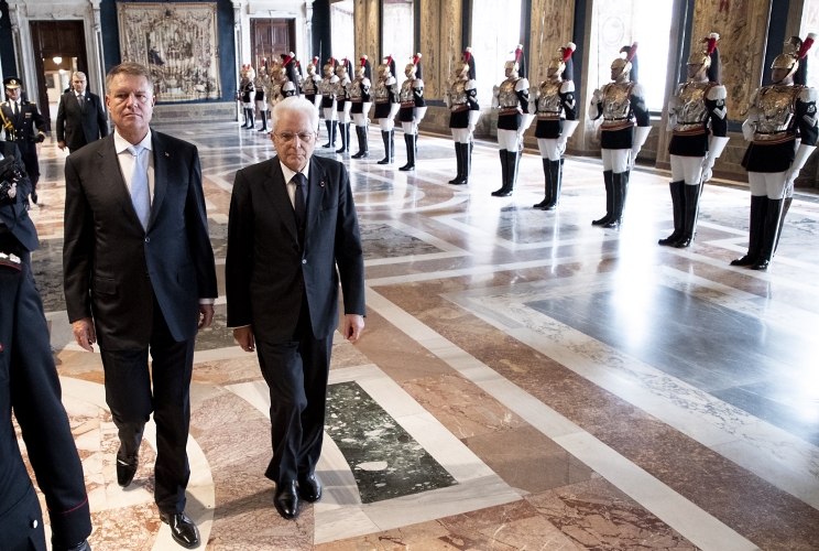 Il Presidente Sergio Mattarella con il Presidente della Romania Klaus Iohannis in occasione della cerimonia di commiato al termine della visita di Stato