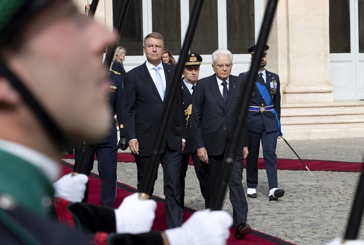 Il Presidente Sergio Mattarella con il Presidente della Romania Klaus Iohannis in occasione della cerimonia di commiato al termine della visita di Stato
