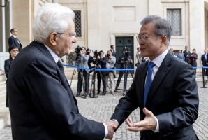 Il Presidente Sergio Mattarella accoglie al Palazzo del Quirinale il Presidente della Repubblica di Corea, S.E. il Signor Moon Jae-in, in visita ufficiale