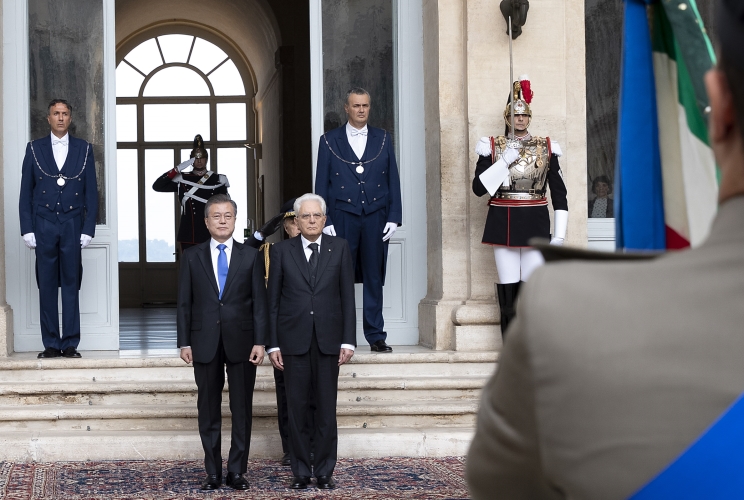 Il Presidente Sergio Mattarella con il Presidente della Repubblica di Corea, S.E. il Signor Moon Jae-in, in occasione degli Onori Militari