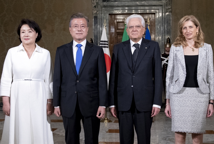 Il Presidente Sergio Mattarella e la Sig.ra Laura con il Presidente della Repubblica di Corea, S.E. il Signor Moon Jae-in e consorte
