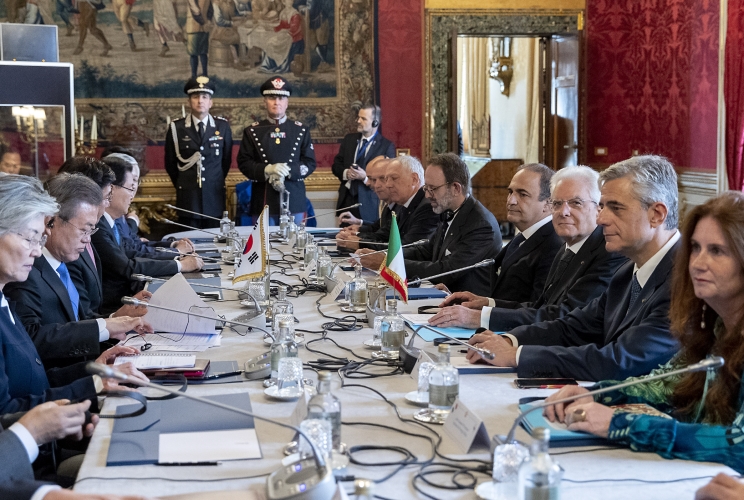 Il Presidente Sergio Mattarella e il Presidente della Repubblica di Corea, S.E. il Signor Moon Jae-in con le rispettive delegazioni nel corso dei colloqui 