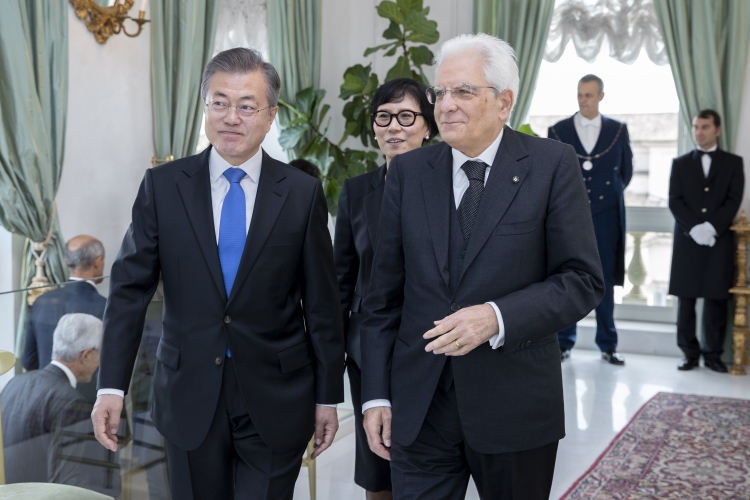 Il Presidente Sergio Mattarella con il Presidente della Repubblica di Corea, S.E. il Signor Moon Jae-in 