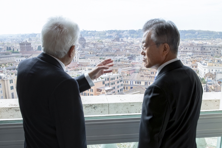 Il Presidente Sergio Mattarella con il Presidente della Repubblica di Corea, S.E. il Signor Moon Jae-in 