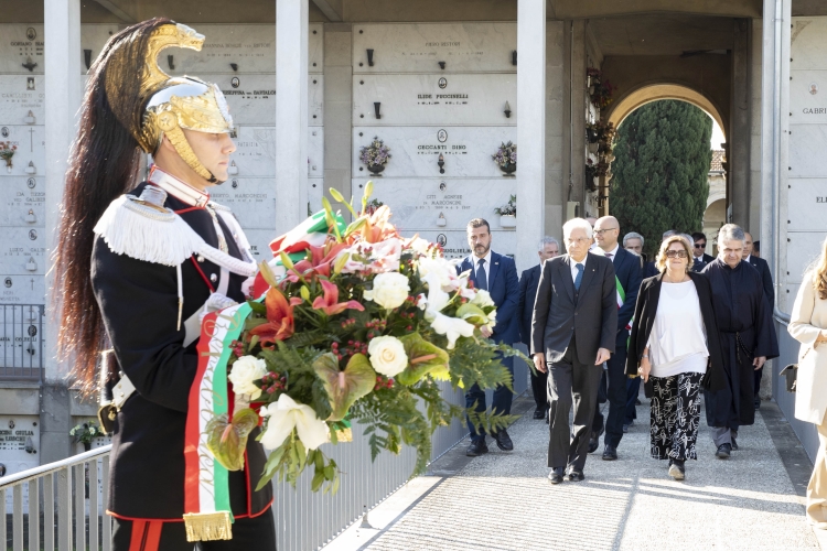 Il Presidente Sergio Mattarella al cimitero di Pontedera per la cerimonia di deposizione di un cuscino di fiori sulla tomba del Presidente Emerito della Repubblica Giovanni Gronchi