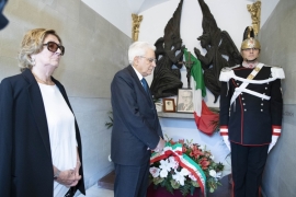 Il Presidente Sergio Mattarella con Cecilia Gronchi presso la tomba del Presidente Emerito della Repubblica Giovanni Gronchi