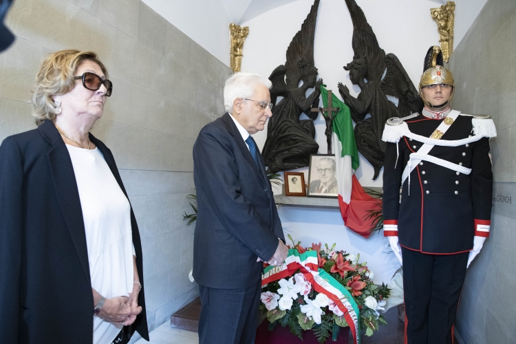 Il Presidente Sergio Mattarella con Cecilia Gronchi presso la tomba del Presidente Emerito della Repubblica Giovanni Gronchi