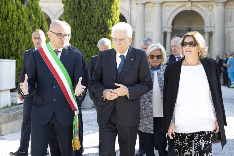 Il Presidente Sergio Mattarella con Cecilia Gronchi e il Sindaco di Pontedera Simone Millozzi dopo aver deposto un cuscino di fiori sulla tomba del Presidente Emerito della Repubblica Giovanni Gronchi