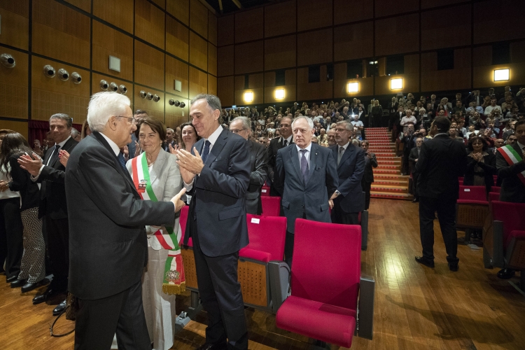 Il Presidente Sergio Mattarella al Teatro Era, con Enrico Rossi, Presidente della Regione Toscana, in occasione della cerimonia di commemorazione del 40° anniversario della morte del Presidente Emerito della Repubblica Giovanni Gronchi
