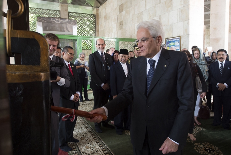 Il Presidente Sergio Mattarella nel corso della visita alla Grande Moschea