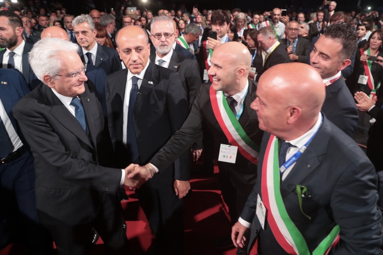 Il Presidente Sergio Mattarella in occasione della cerimonia di apertura della XXXV Assemblea annuale dell’ANCI dal titolo “Prima cittadini. Sindaci, fuori dal luogo Comune”