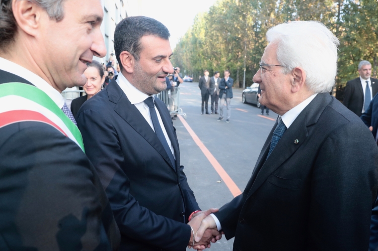 Il Presidente Sergio Mattarella accolto dal Presidente ANCI Antonio Decaro in occasione della cerimonia di apertura della XXXV Assemblea annuale dell’ANCI dal titolo “Prima cittadini. Sindaci, fuori dal luogo Comune”