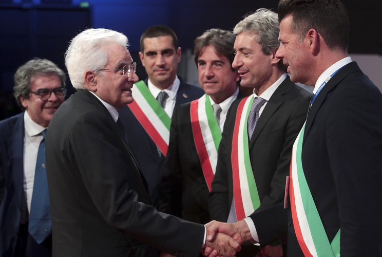 Rimini - Il Presidente della Repubblica Sergio Mattarella al termine dell’Assemblea dell’ANCI saluta i vertici dell’Associazione